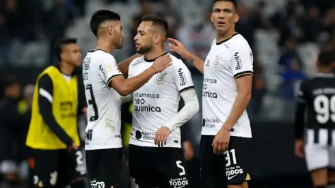 Jogadores do Corinthians, em campo pelo Brasileirão de 2022 (Foto: Getty Images)