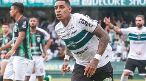 Em véspera de clássico, Alef Manga manda recado para o Athletico-PR