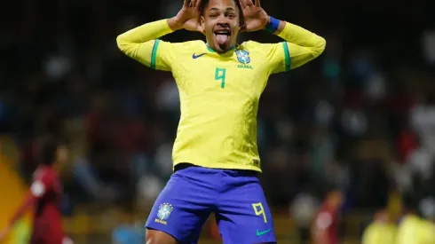 Presidente do Athletico-PR revela proposta de gigante europeu por Vitor Roque