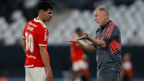 Jonny renovou com o Internacional