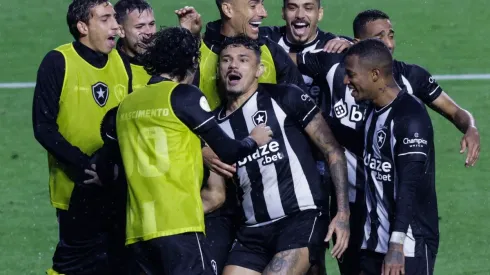 Tiquinho Soares e outros jogadores do Botafogo foram punidos por confusão em clássico contra o Flamengo