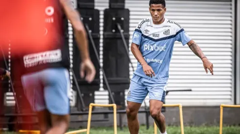 Ângelo surpreende a todos e publica nota oficial sobre negociação com grande clube