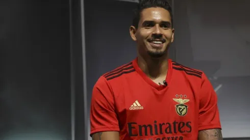 Treinador de gigante brasileiro pede a contratação de Lucas Veríssimo e clube pode 'ir com tudo'; Zagueiro também está na mira do Corinthians e Palmeiras