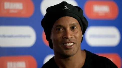 Ronaldinho já teve a oportunidade de jogar com Messi no Barcelona.