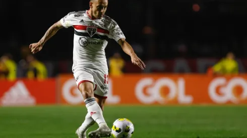 Na mira do Coritiba, Rafinha toma atitude surpreendente e define onde vai jogar