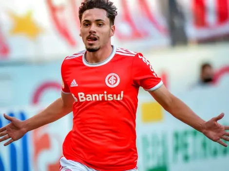 Grande rival supera o Corinthians e encaminha a contratação do meia Maurício, destaque do Internacional