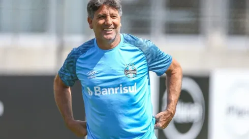 Grêmio surpreende e fecha com 'medalhão' de rival