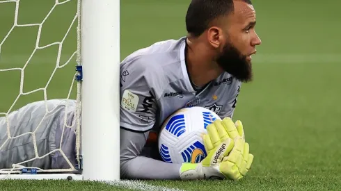 Everson disse que encontrou uma porca, de prender parafuso, no gramado do Mineirão
