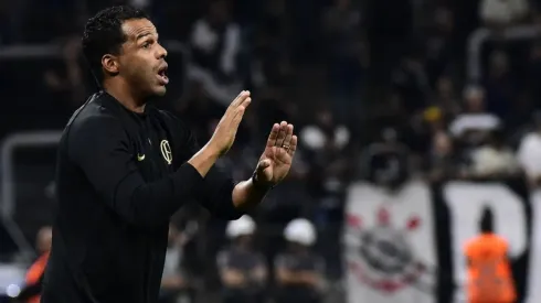 Oficial: Fernando Lázaro é demitido e grande nome pode ser anunciado nas próximas horas