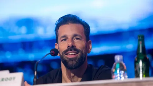 Van Nistelrooy ex-jogador de futebol.