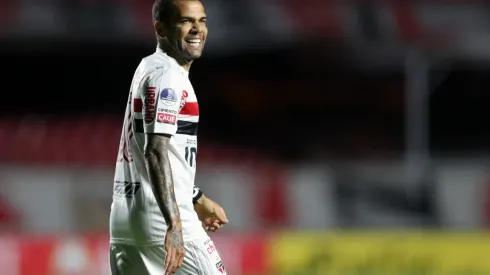 Mesmo preso, Daniel Alves recebe mais de R$ 400 mil mensais do São Paulo