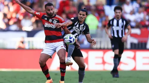 Thiago Maia deixou o gramado de muleta. Flamengo descartou fratura na perna
