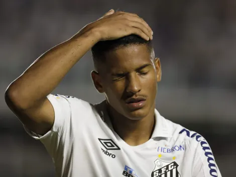 Até quando? Dois jogadores do Santos são alvos de racismo em partida da Sul-Americana