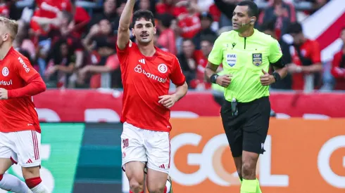 RS - PORTO ALEGRE - 28/05/2023 - BRASILEIRO A 2023, INTERNACIONAL X BAHIA - Johnny jogador do Internacional comemora seu gol durante partida contra o Bahia no estadio Beira-Rio pelo campeonato BRASILEIRO A 2023. Foto: Maxi Franzoi/AGIF