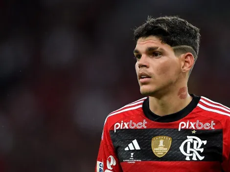 Após 'sim' do Flamengo, clube da Serie A quer 'atravessar' a Roma e fechar com Ayrton Lucas já nesta janela de transferências