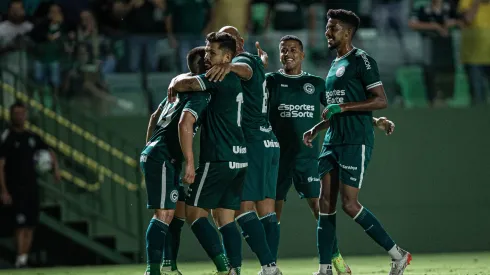 GO - Goiania - 23/03/2023 - COPA VERDE 2023 GOIAS X BRASILIENSE - Palacios jogador do Goias comemora seu gol com jogadores do seu time durante partida contra o Brasiliense no estadio Serrinha pelo campeonato Copa Verde 2023. Foto: Heber Gomes/AGIF