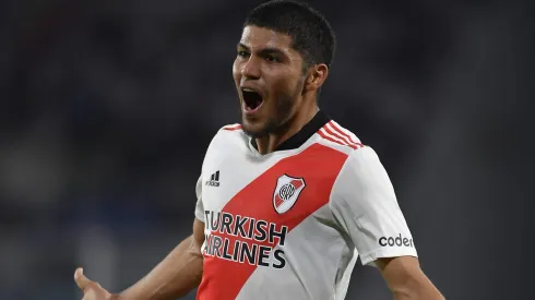 CORDOBA, ARGENTINA - OCTOBER 21: Robert Rojas of River Plate celebrates after scoring his team's first goal during a match between Talleres and River Plate as part of Torneo Liga Profesional 2021 at Mario Alberto Kempes Stadium on October 21, 2021 in Cordoba, Argentina. (Photo by Hernan Cortez/Getty Images)
