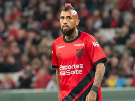 Vidal se oferece para jogar em grande clube e torcida dispara: "Respeito zero com o Athletico PR"
