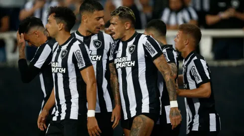 RIO DE JANEIRO, BRAZIL - AUGUST 2: Tiquinho Soares of Botafogo celebrates with teammates after scoring by penalty kick the team's second goal during the Copa CONMEBOL Sudamericana 2023 round of sixteen first leg match between Botafogo and Guaraní at Estadio Olimpico Nilton Santos on August 2, 2023 in Rio de Janeiro, Brazil. (Photo by Wagner Meier/Getty Images)