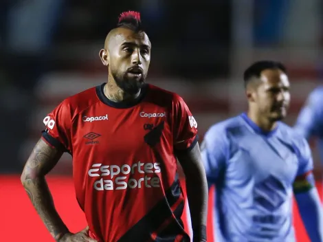 Vidal posta foto com a camisa de clube brasileiro e torcida do Athletico PR perde a linha: "Deveria ter o mínimo de respeito"