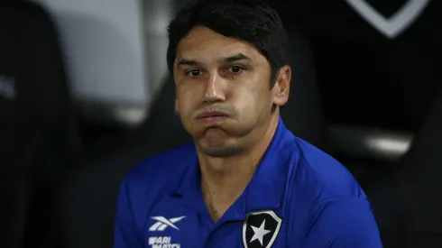 RIO DE JANEIRO, BRAZIL – OCTOBER 21: Lucio Flavio coach of Botafogo gestures prior the match between Botafogo and Athletico Paranaense as part of Brasileirao 2023 at Estadio Olimpico Nilton Santos on October 21, 2023 in Rio de Janeiro, Brazil. (Photo by Wagner Meier/Getty Images)