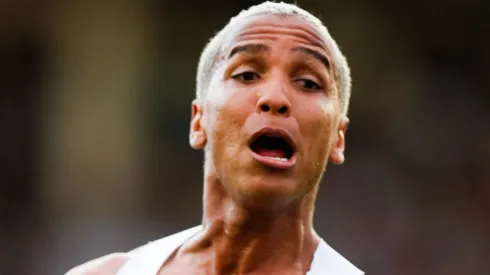 Jogador não gostou de atitude de torcedor, e entrou em discussão com o mesmo – (Photo by Alexandre Schneider/Getty Images)