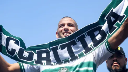 Slimani na apresentação pelo Coritiba. Foto: Gabriel Thá/Coritiba