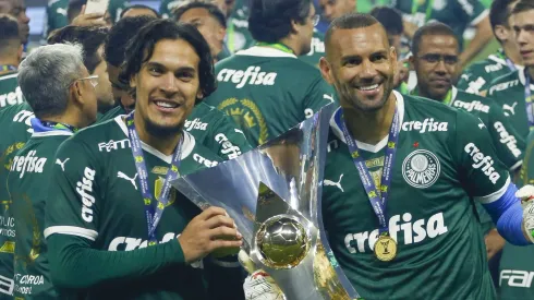 Torcida pede saída de Gustavo Gómez (Photo by Ricardo Moreira/Getty Images)