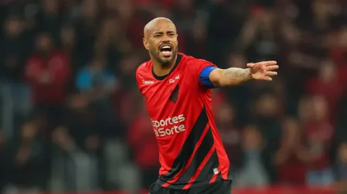 Thiago Heleno: zagueiro cobrou o elenco (Foto: José Tramontin/Athletico/Divulgação)