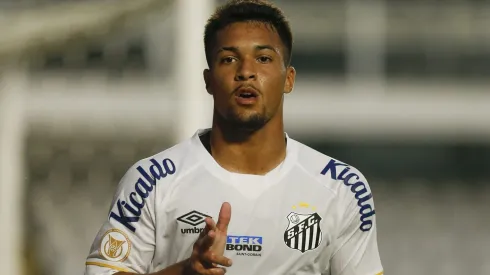 Santos prioriza venda de Marcos Leonardo para clube inglês. (Photo by Ricardo Moreira/Getty Images)