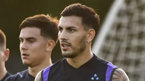 Ele é campeão do mundo! Leandro Paredes pega todos de surpresa e pode ser reforço de Gigante para a Copa Libertadores em 2024 (Photo by Rodrigo Valle/Getty Images)