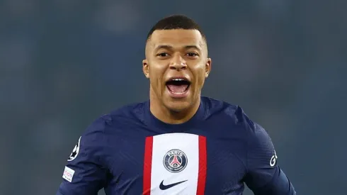 Vem pra ser o craque do time! Dois clubes disputam a contratação de Kylian Mbappé para 2024; Atacante não deve renovar com o PSG (Photo by Clive Rose/Getty Images)