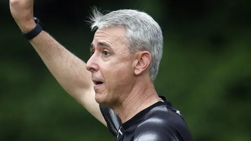 Tiago Nunes. Treino do Botafogo, Esoaco Lonier. 15 de Novembro de 2023, Rio de Janeiro, RJ, Brasil. Foto: Vitor Silva/Botafogo.<br />
Imagem protegida pela Lei do Direito Autoral Nº 9.610, DE 19 DE FEVEREIRO DE 1998. Sendo proibido qualquer uso comercial, remunerado e manipulacao/alteracao da obra.