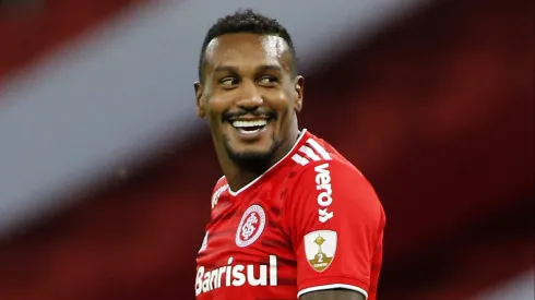 Edenílson quer salário de R$ 800 mil por mês para atuar em novo clube. (Photo by Silvio Avila - Pool/Getty Images)