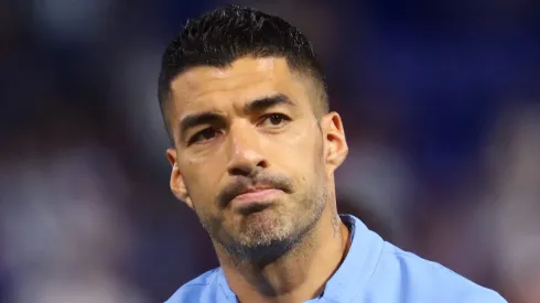 Luis Suárez pode frustrar Lionel Messi e fechar com clube surpreendente (Photo by Marcos Brindicci/Getty Images)