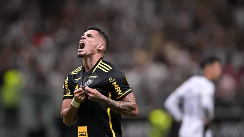 BELO HORIZONTE, BRAZIL - SEPTEMBER 16: Paulinho of Atletico Mineiro celebrates after scoring the first goal of their team during between Atletico Mineiro and Botafogo as part of Brasileirao 2023 at Arena MRV on September 16, 2023 in Belo Horizonte, Brazil. (Photo by Pedro Vilela/Getty Images)