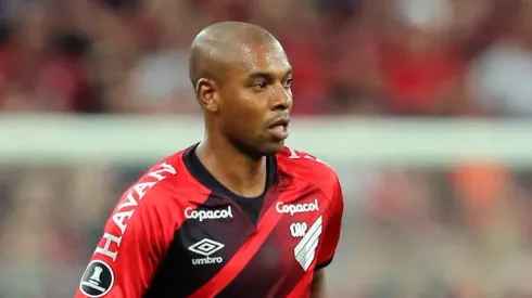 Fernandinho em ação pelo Athletico. (Photo by Heuler Andrey/Getty Images)