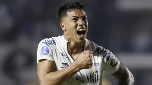 Marcos Leonardo confirma conversas com novo clube e torcida fica ciente (Photo by Ricardo Moreira/Getty Images)