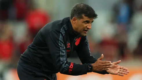 Wesley Carvalho: treinador mandou indireta ao elenco do Furacão (Foto: Gustavo Oliveira/athletico.com.br/Divulgação)