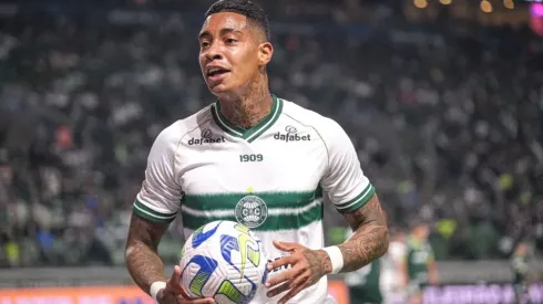 Alef Manga: futuro definido no Coritiba (Foto: Gabriel Thá / Coritiba / Divulgação)