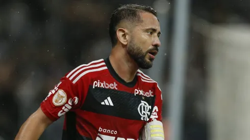Flamengo quer contratar substituto para Éverton Ribeiro. (Photo by Ricardo Moreira/Getty Images)