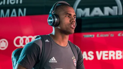 Douglas Costa pode pintar como grande reforço de campeão brasileiro (Photo by Simon Hofmann/Getty Images for MAN)
