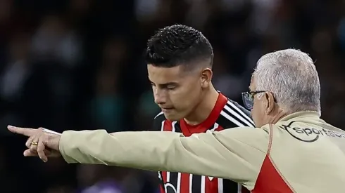 James Rodríguez sendo orientado por Dorival Jr. no São Paulo. Foto: Franklin Jacome/Getty Images