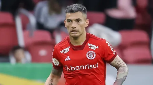 Charles Aránguiz é procurado por novo clube e pode deixar o Internacional (Photo by Pedro H. Tesch/Getty Images)