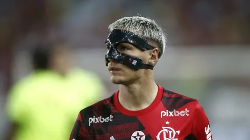 Duas propostas na mesa: Varela desperta interesse de dois campeões da Libertadores e pode deixar o Flamengo em 2024 (Photo by Wagner Meier/Getty Images)