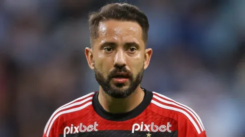 Fim de uma era Éverton Ribeiro chega a acordo para jogar em rival do Fla (Photo by Pedro H. Tesch/Getty Images)