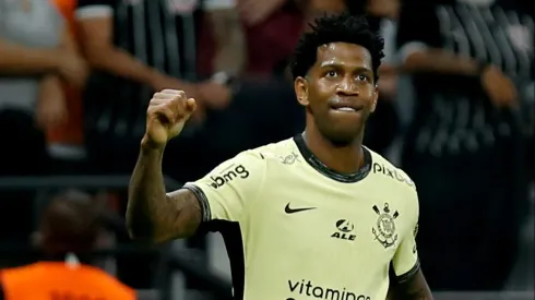 Gil pode deixar o Corinthians para atuar por rubro-negro do Brasileirão. (Photo by Ricardo Moreira/Getty Images)