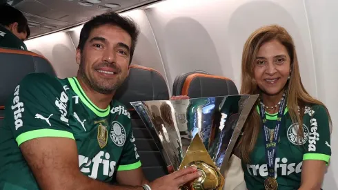 Abel Ferreira e Leila Pereira com o troféu do Brasileirão. Foto: Flickr SE Palmeiras/Cesar Greco