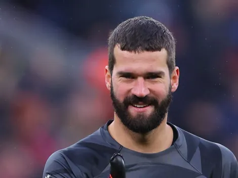 Melhor goleiro do mundo! Alisson rouba a cena em vitória do Liverpool