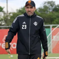 \'Esquecido\' por Coudet, jogador anuncia saída e se despede do Inter